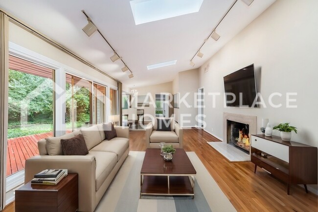 Foto del edificio - 6493 Thorncrest Dr
