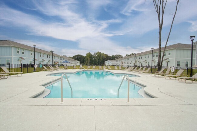 Foto del edificio - Spacious North Pensacola Townhome Featuring Modern Finishes, Granite Kitchen, Private Garage, Com...