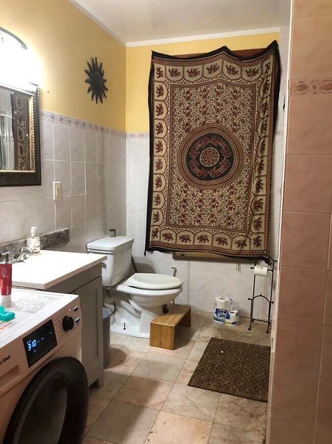 Building Photo - 3-bedroom, 1-bathroom apartment in the vib...
