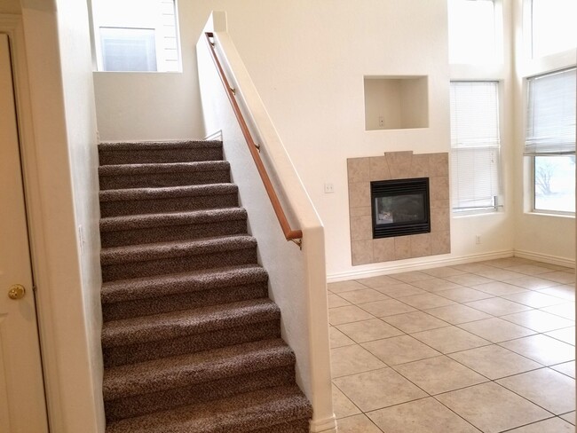 Foto del edificio - Westside 4 Bed, 2.75 Bath Townhouse w/Gara...