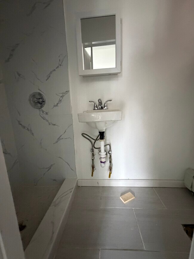 24 Beacon Ave 4 - 22 Beacon Ave