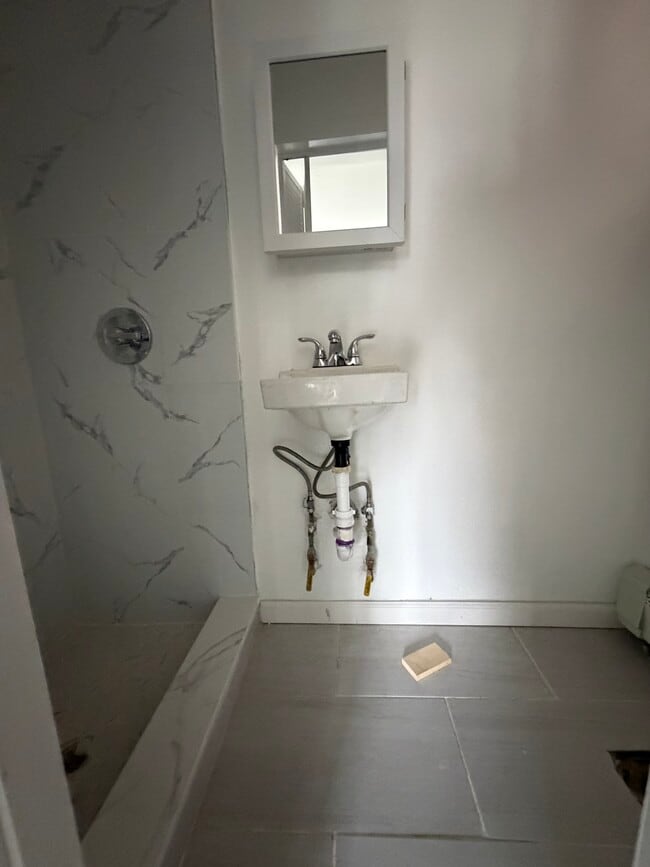 24 Beacon Ave 4 - 22 Beacon Ave