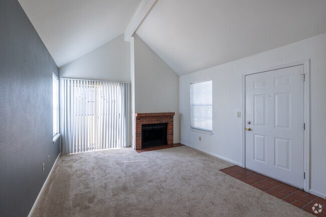 1BR, 1BA - 674SF - Living Room - Huntington Ridge Apartments