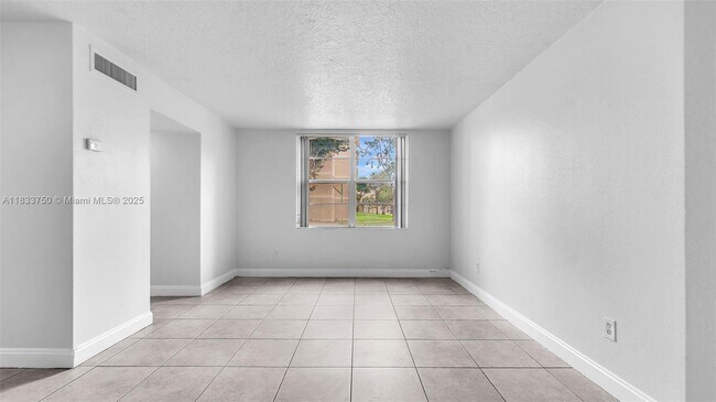 Foto del edificio - 1825 W 56th St