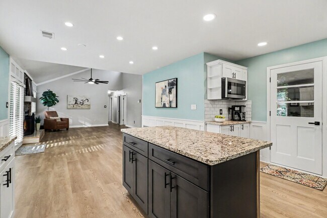 Building Photo - 210 Fireside Way