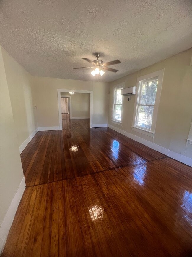 Building Photo - New Listing