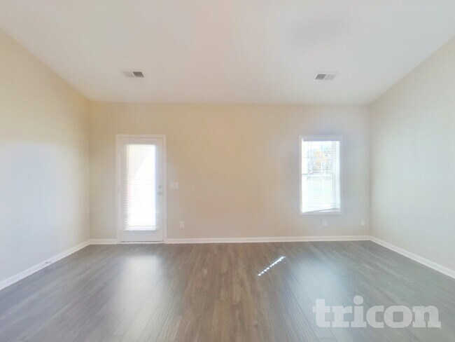 Building Photo - 1016 Cyril Dr
