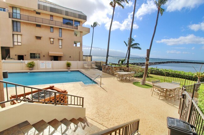 Foto del edificio - Extremely RARE right on the Ocean in Maala...