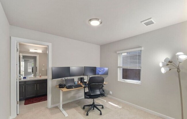 Foto del edificio - Modern 4-Bed Home in Northshore School District with A/C