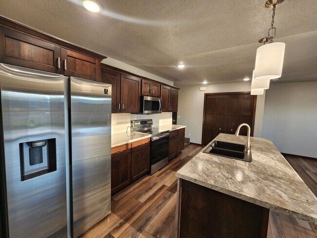 Foto del edificio - Modern 4bed/4bath near Jefferson Highschool