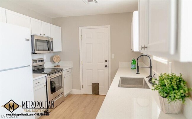 Foto del edificio - 6780 Newby Ln