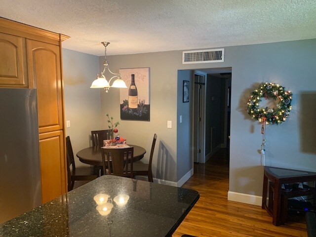 Foto del edificio - 320 Lakeview St