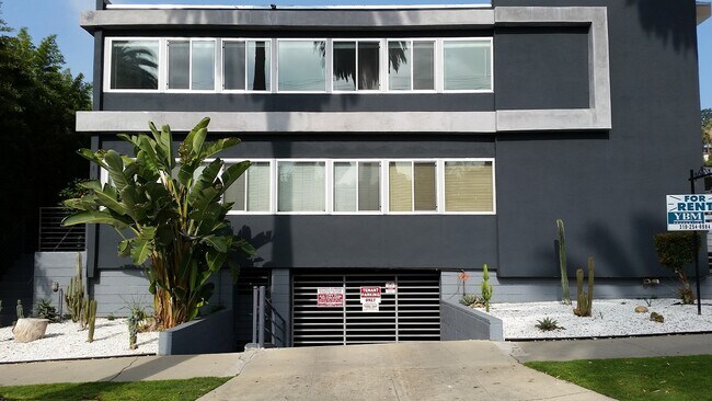 Fachada - 2119 N Beachwood Dr