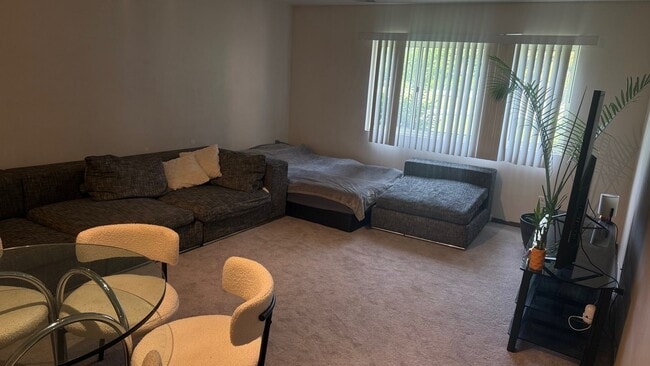 Foto del edificio - 650 Perrie Dr