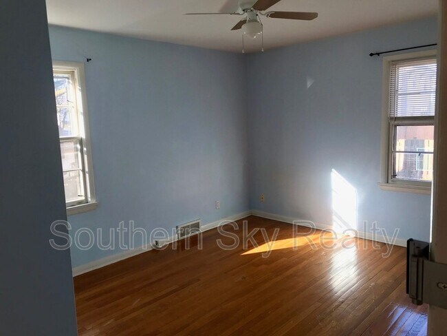 Foto del edificio - 873 Elmore Ave