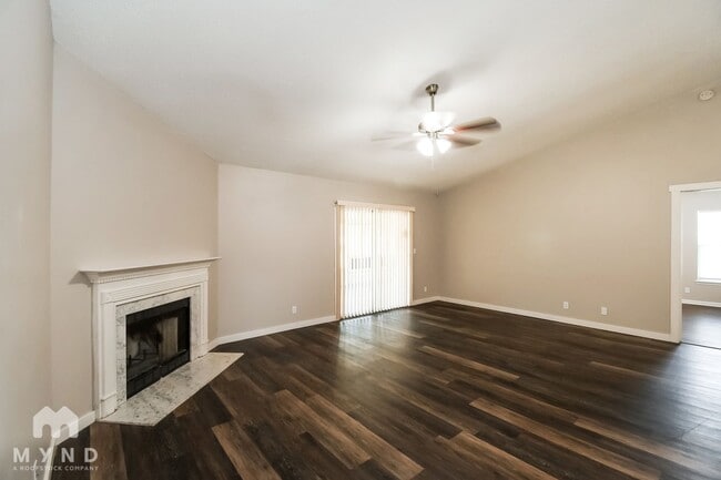 Foto del edificio - 100 Autumn Springs Ct W