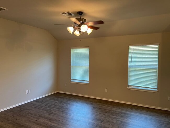 Building Photo - Walk to downtown Edmond!  3 bed 2 bath 2 c...