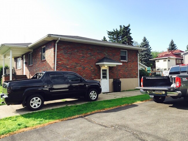 Side entrance w/ roof - 819 Murray St