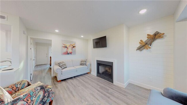 Foto del edificio - 4441 Old College Rd