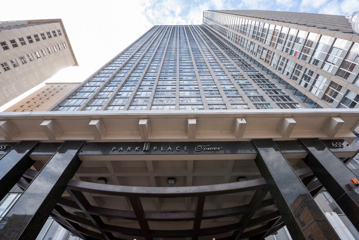 Foto principal - 655 W Irving Park Rd