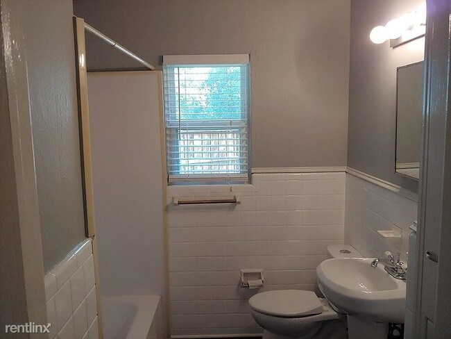 Building Photo - 2 br, 1 bath Apartment - 1212 Elwood Road
