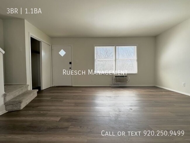 Building Photo - Beautiful 3 Bedroom 1.5 Bath Townhome Avai...