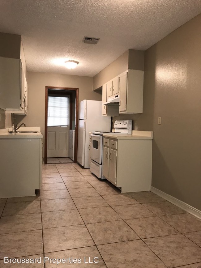 Building Photo - 1 br, 1 bath Apartment - 117 Bayou Street