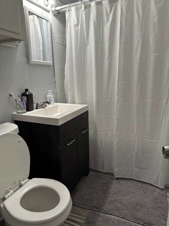 Foto del edificio - 3115 Adrian Ave