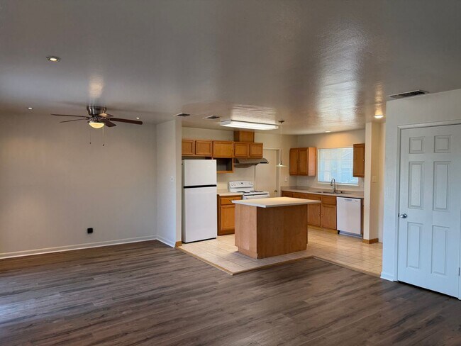 Building Photo - 7109 Thomas Dr
