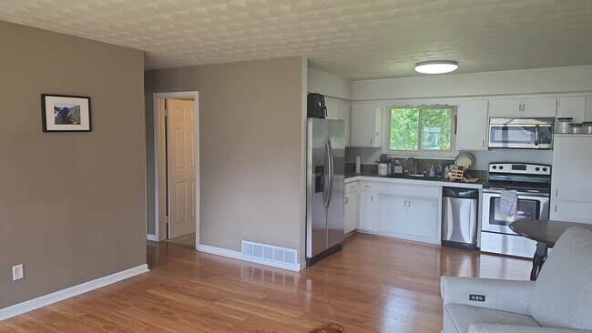 Foto del edificio - Move-In Ready Gem in the Heart of Forest Lake