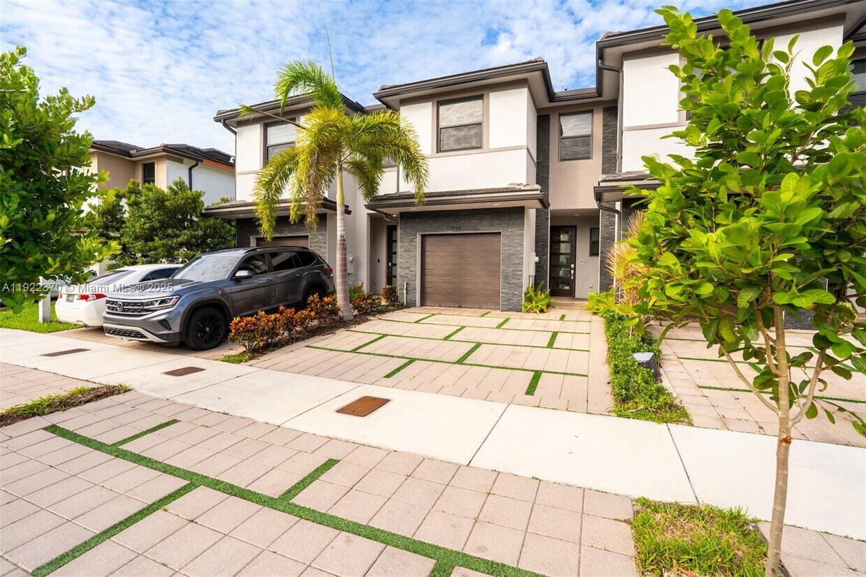 Foto principal - 15824 NW 91st Ct