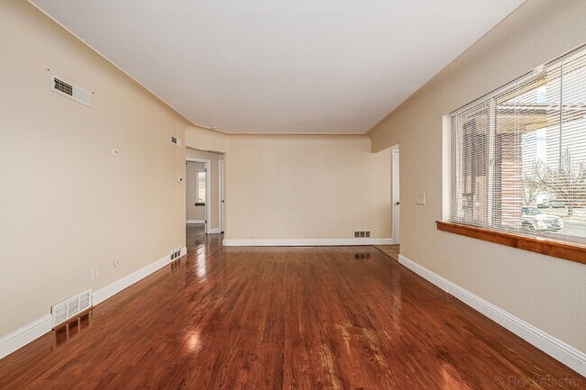 Foto del edificio - Lovely 5 Bed  / 2 bath in Boston Heights