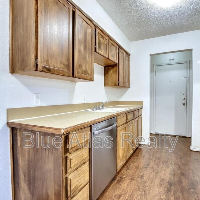 Building Photo - 6857 S Creek Dr