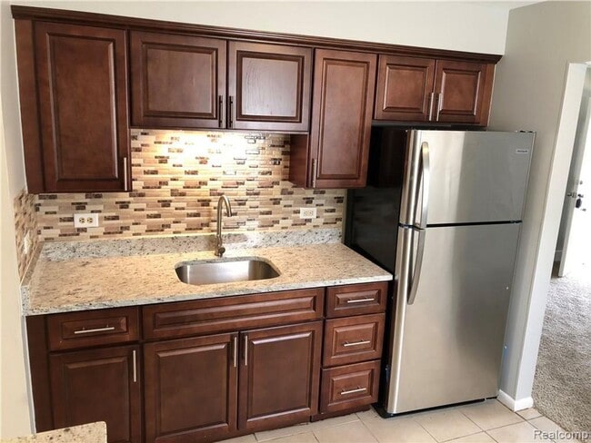 Building Photo - Charming 3-Bedroom Home with Private Yard in a Prime Location!