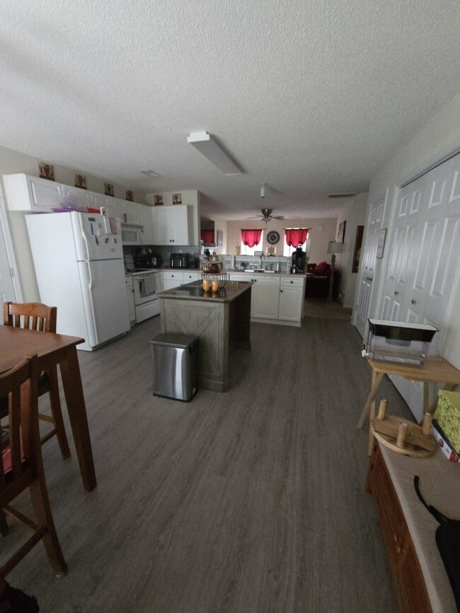 Building Photo - 109 Hardwood Dr