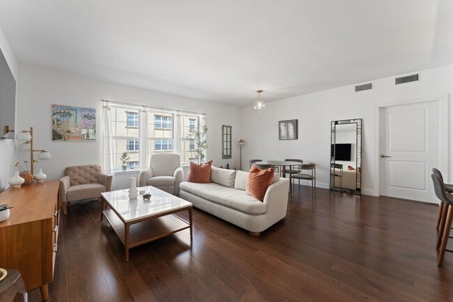10 Byron Pl