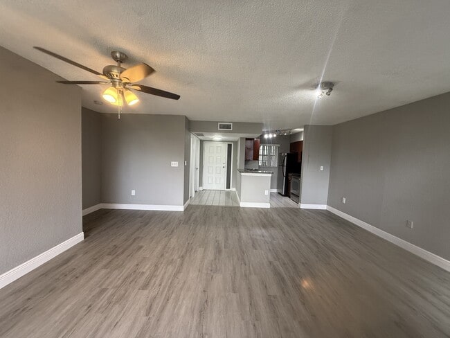 Foto del edificio - 2880 N Oakland Forest Dr