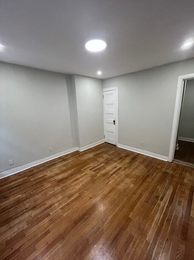 Living spacec - 1061 Clay Ave