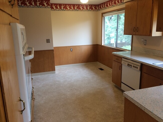 Building Photo - Large Lot With Tons of Privacy