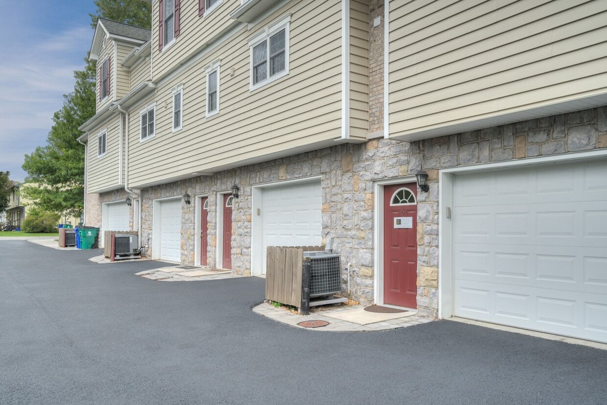 Primary Photo - 1 Bedroom Behind Lane Stadium