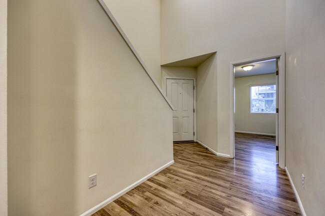 Foto del edificio - MOVE IN READY! 4 bed plus den - easy I-5 a...