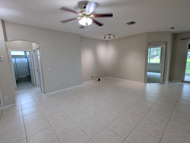 Foto del edificio - 589 Waverly Cir