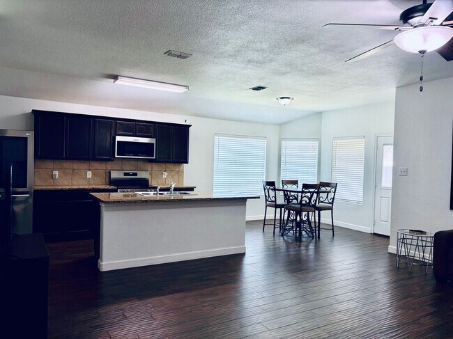 Building Photo - 520 Cantebury Park Ln