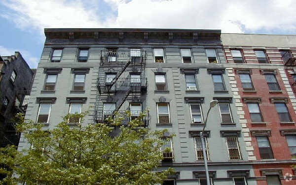 Foto del edificio - 299-301 E 8th St