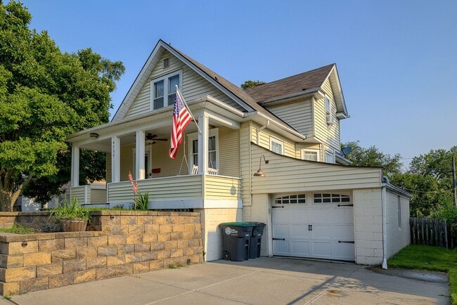 Building Photo - Must See Charming 3 Bedroom In Morton Mead...