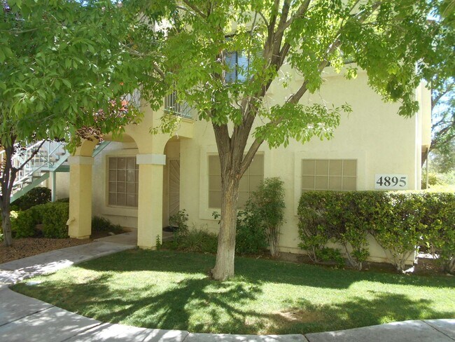 Building Photo - Inviting Home Situated in a Gated Community!