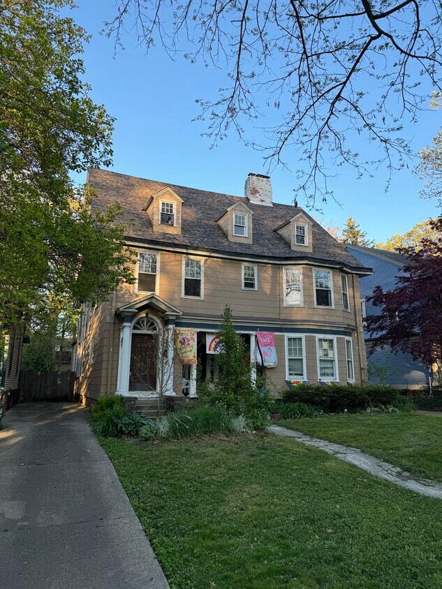 Front - 2418 Robinwood Ave