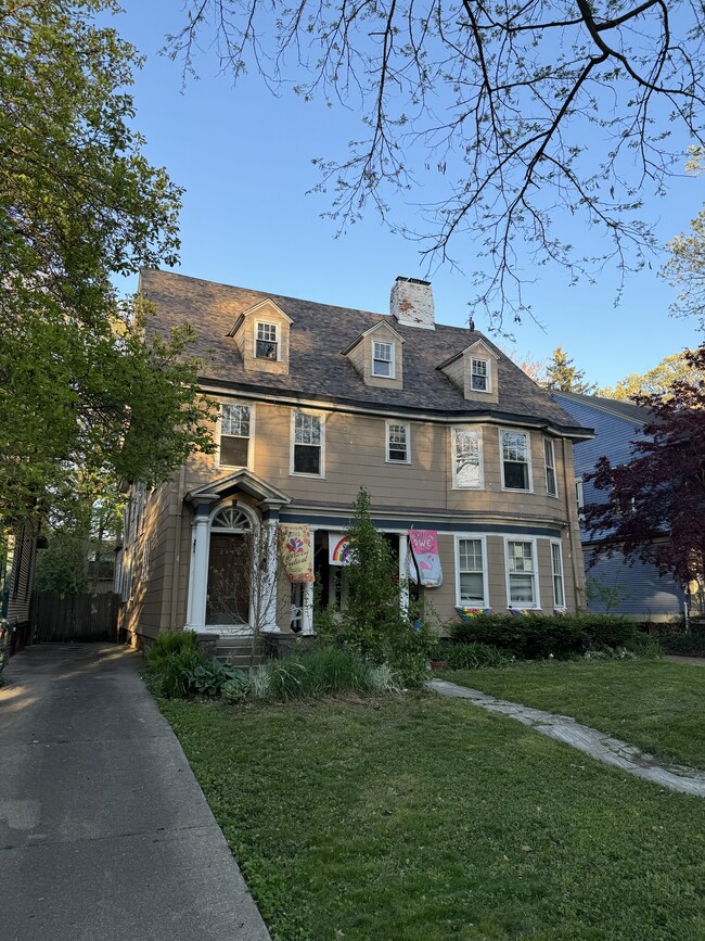 Building Photo - 2418 Robinwood Ave