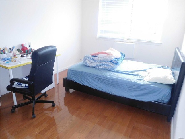 Foto del edificio - 42-20-42235 235th St