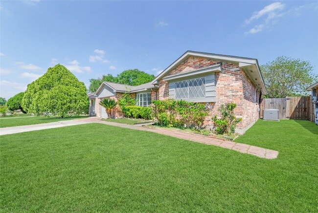 Foto del edificio - 10830 Sela Ln